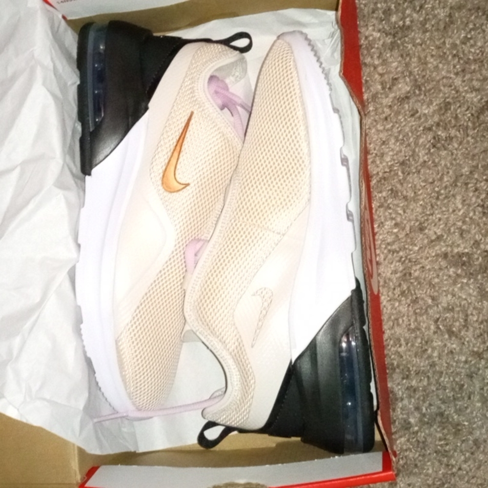NIKE AIR MAX MOTION2